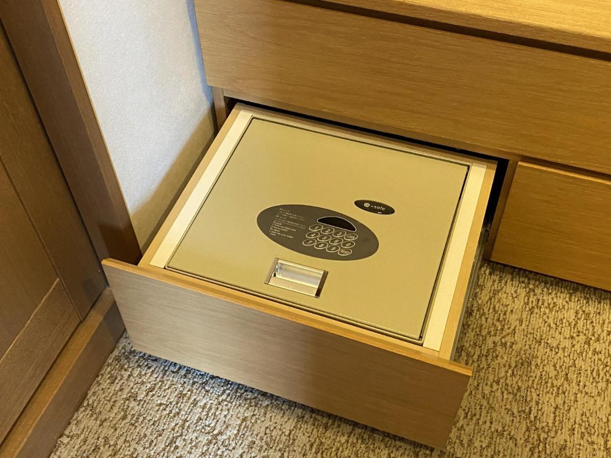 Hotel Associa Shizuoka Zewnętrze zdjęcie A safe in a drawer