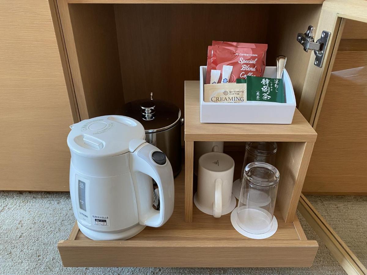 Hotel Associa Shizuoka Zewnętrze zdjęcie A tea and coffee making station in a hotel room