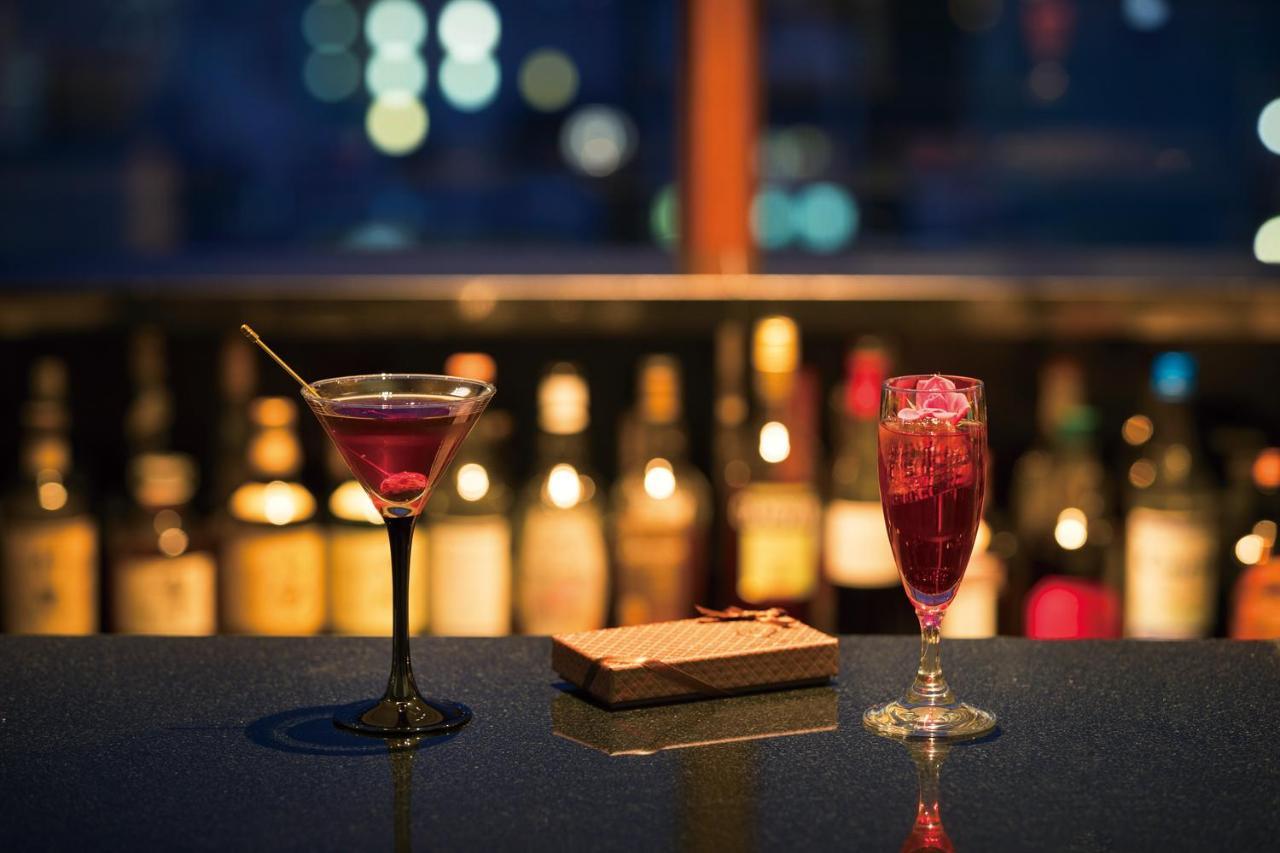 Hotel Associa Shizuoka Zewnętrze zdjęcie A cosmopolitan (left) and a cosmopolitan float (right)