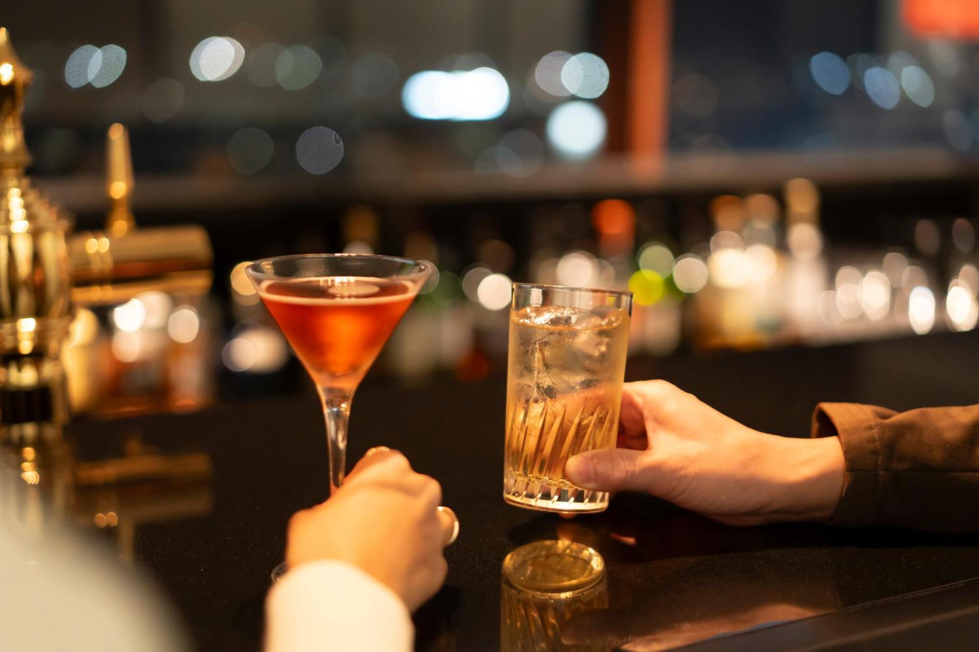 Hotel Associa Shizuoka Zewnętrze zdjęcie A bartender serving drinks