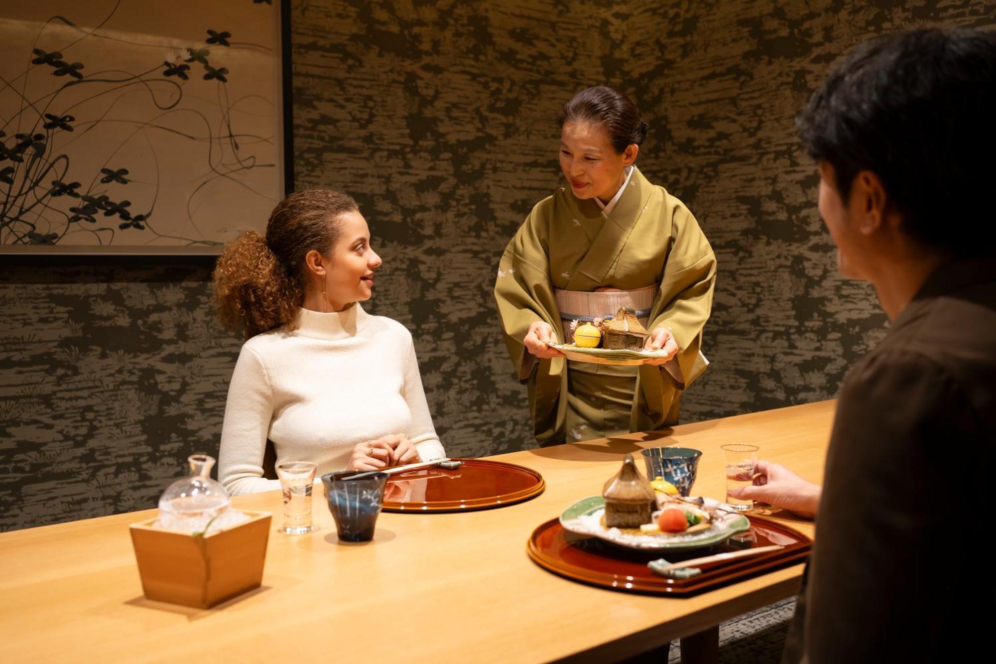 Hotel Associa Shizuoka Zewnętrze zdjęcie A woman serving tea at a Japanese restaurant