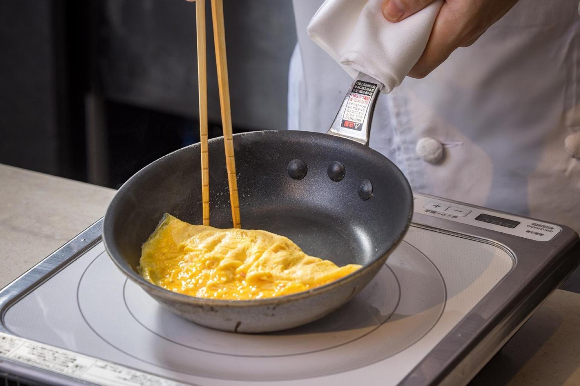 Hotel Associa Shizuoka Zewnętrze zdjęcie A chef cooking an omelette
