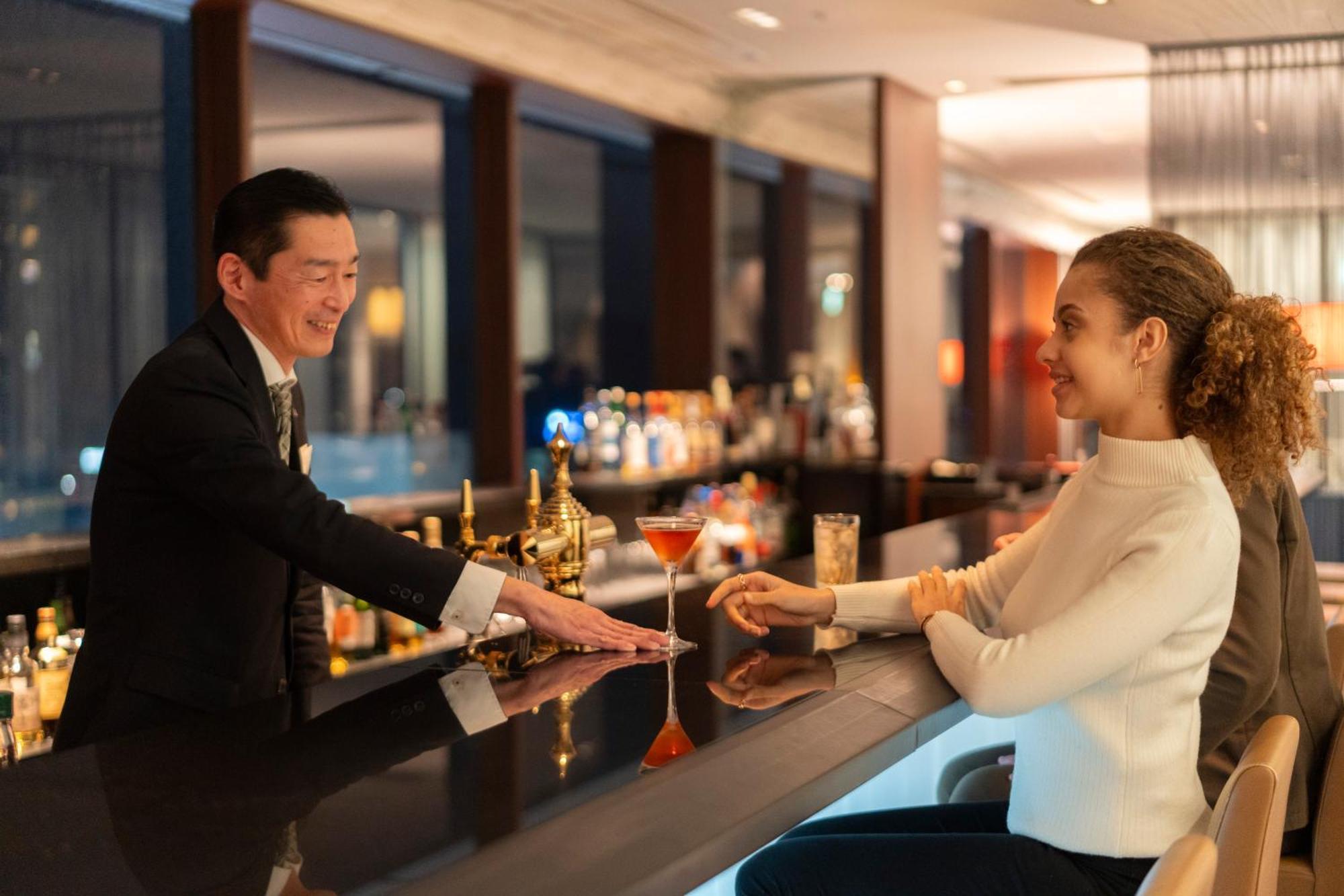 Hotel Associa Shizuoka Zewnętrze zdjęcie A bartender serving a guest