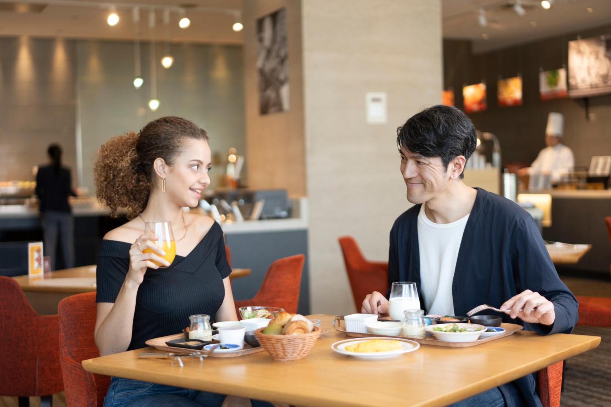 Hotel Associa Shizuoka Zewnętrze zdjęcie A couple dining at a restaurant